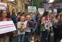 Под АП в Киеве столкнулись митингующие зоозащитники и циркачи