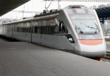 Под Киевом поезд «Интерсити+» сбил легковое авто, есть погибшие — СМИ