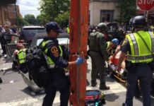 Авто въехало в толпу протестующих против ультраправых в американском Шарлотсвилл: есть пострадавшие