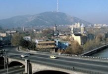 В центре Тбилиси горит Святая гора