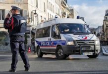 Вблизи Парижа авто протаранило террасу пиццерии: погиб ребенок, есть раненые