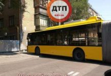 В Киеве троллейбус врезался в стену дома