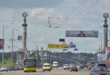 Движение на мосту Патона в Киеве ограничили почти на неделю из-за ДТП