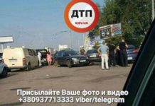 В Киеве уходивший от погони BMW разгромил несколько авто
