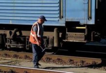 В Киеве полсотни мужчин с битами и дымовыми шашками атаковали электричку