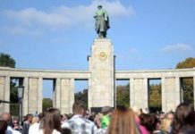Мужчина осквернил мемориал павшим советским воинам в Берлине