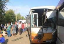 В Казахстане столкнулись два автобуса и легковушки, 75 пострадавших