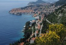 Хорватия будет штрафовать туристов за голый вид, еду и сон