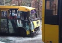 В Киеве маршрутка протаранила троллейбус