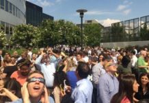 Во время затмения в США автомобиль въехал в толпу зрителей: есть погибшая