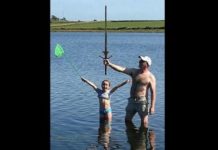 Школьница нашла в озере «меч короля Артура» — Korrespondent.net