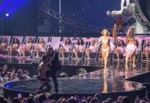 На «Мисс Украина» активистка Femen свалилась с охранником в зал