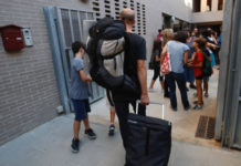 В Каталонии активисты начали блокировать школы, чтобы провести завтрашний референдум