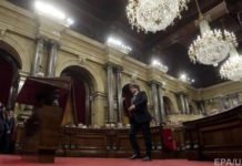 Отстраненный лидер Каталонии призвал к демократическому сопротивления