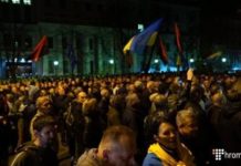 Протестующие пикетируют здание АП и скандируют «Банду геть»