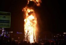 В российском Южно-Сахалинске во время празднования полностью сгорела главная городская елка — ВИДЕО