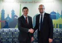 Яценюк провел встречу с помощником госсекретаря США