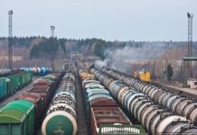 На крыше товарного поезда в Харьковской области насмерть ударило током 17-летнего парня